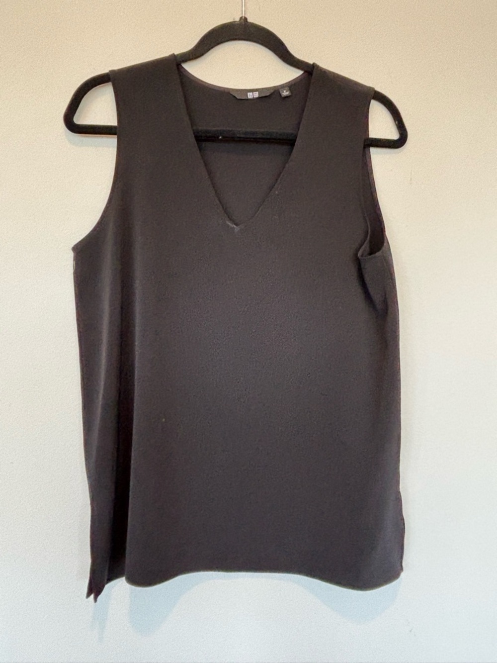 Uniqlo Black V-Neck Sleeveless Tank Top 126